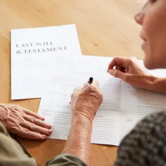 Jakie dokumenty są niezbędne do testamentu u notariusza?