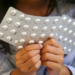 Dziecko trzyma blistry z tabletkami, które mogą zawierać metylofenidat.