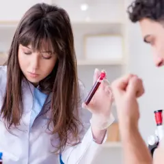 Laborantka analizuje próbkę krwi, szukając oznak boreliozy. To najskuteczniejsze badanie na boreliozę, które daje pewność diagnozy.