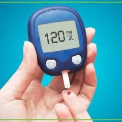 Glukoza badanie: glukometr pokazuje 120 mg/dL. Krew z palca na pasku testowym.