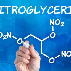 Rysunek przedstawia wzór chemiczny nitrogliceryny, z ręką piszącą markerem.