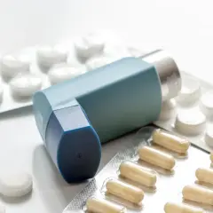 Inhalator i opakowania leków, w tym kapsułki i tabletki. Może to być pomocne przy problemach z oddychaniem, podobnie jak acetylocysteina.