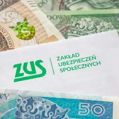 ZUS i polskie banknoty. Dokumenty ZUS mogą dotyczyć zasiłku opiekuńczego na rodzica.