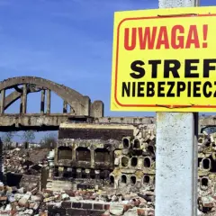 Ołowica Szopienice: ruiny fabryki pod żółtym znakiem "UWAGA! STREFA NIEBEZPIECZNA".