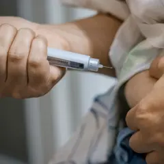 Dłoń trzymająca wstrzykiwacz z igłą, gotowa do podania leku. Wiele osób szuka glp 1 opinie, by dowiedzieć się więcej o leczeniu.