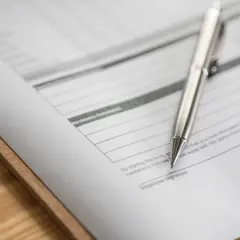 Srebrny długopis leży na dokumencie z polem "Employee Signature". To zap-3, gotowy do podpisu.