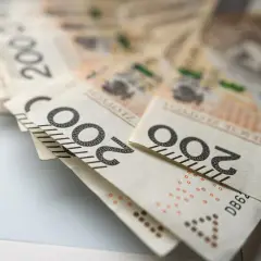 Złote banknoty 200 zł, symbolizujące emeryturę za medal olimpijski.