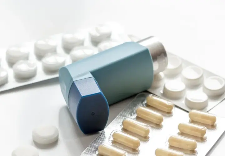 Inhalator i opakowania leków, w tym kapsułki i tabletki. Może to być pomocne przy problemach z oddychaniem, podobnie jak acetylocysteina.