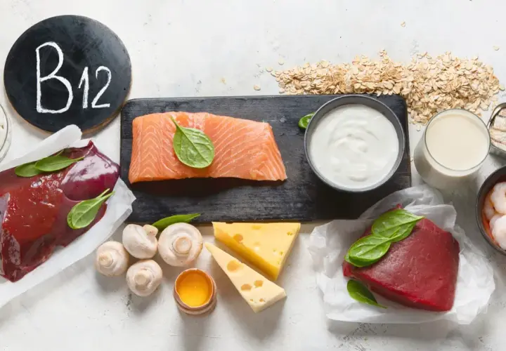 Witaj w świecie witaminy B12! Gdzie występuje? Wątróbka, łosoś, ser, jajka, mleko, krewetki, sardynki i płatki owsiane to jej bogate źródła.