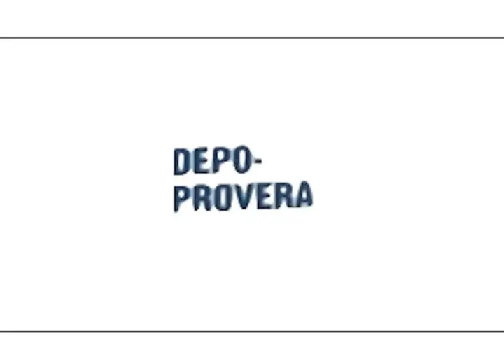 Napis DEPO-PROVERA w ciemnoniebieskim kolorze, z efektem 3D.