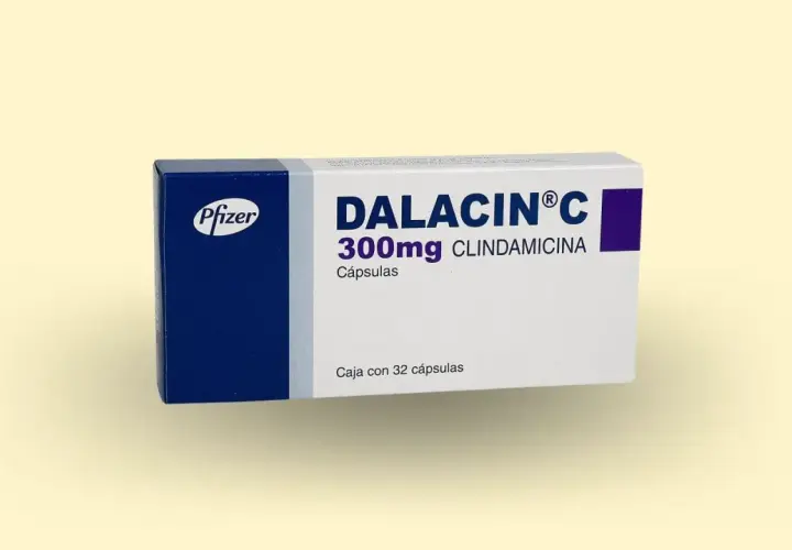 Opakowanie leku Dalacin C 300mg z klindamycyną, stosowanego na infekcje bakteryjne.