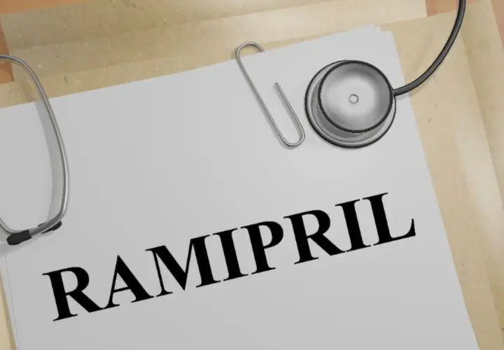 Stetoskop na papierze z napisem RAMIPRIL. Dokument medyczny, recepta.