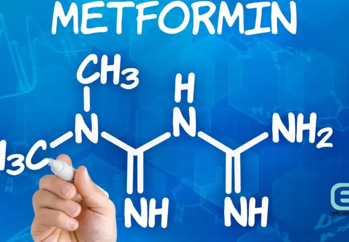 Struktura metforminy i jej potencjalne metformina skutki uboczne. Ręka pisze wzór chemiczny na niebieskim tle.