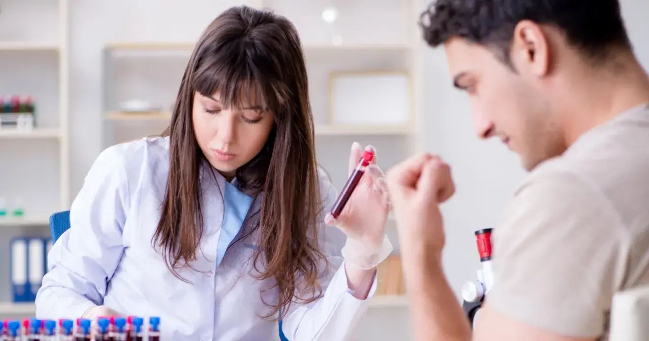 Laborantka analizuje próbkę krwi, szukając oznak boreliozy. To najskuteczniejsze badanie na boreliozę, które daje pewność diagnozy.