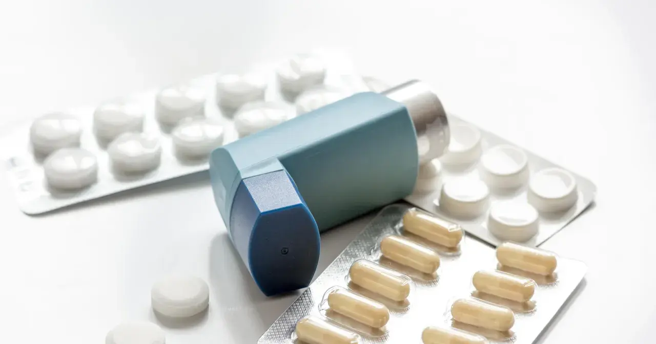 Inhalator i opakowania leków, w tym kapsułki i tabletki. Może to być pomocne przy problemach z oddychaniem, podobnie jak acetylocysteina.