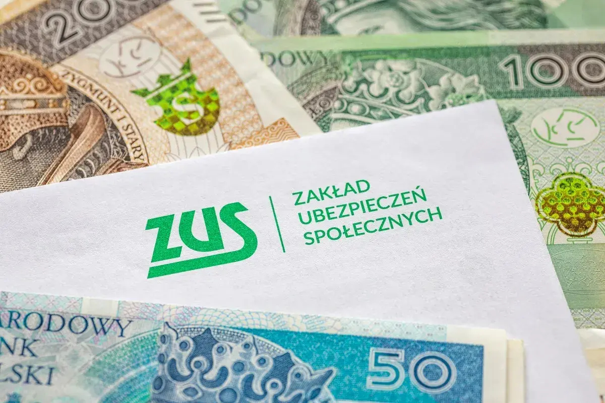 ZUS i polskie banknoty. Dokumenty ZUS mogą dotyczyć zasiłku opiekuńczego na rodzica.