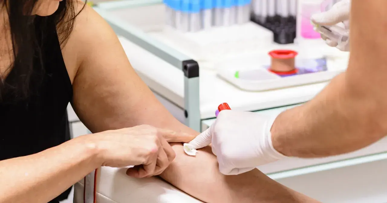 Pobieranie krwi do badań. Pacjentka ma **mpv niskie**, co może wymagać dalszej diagnostyki.