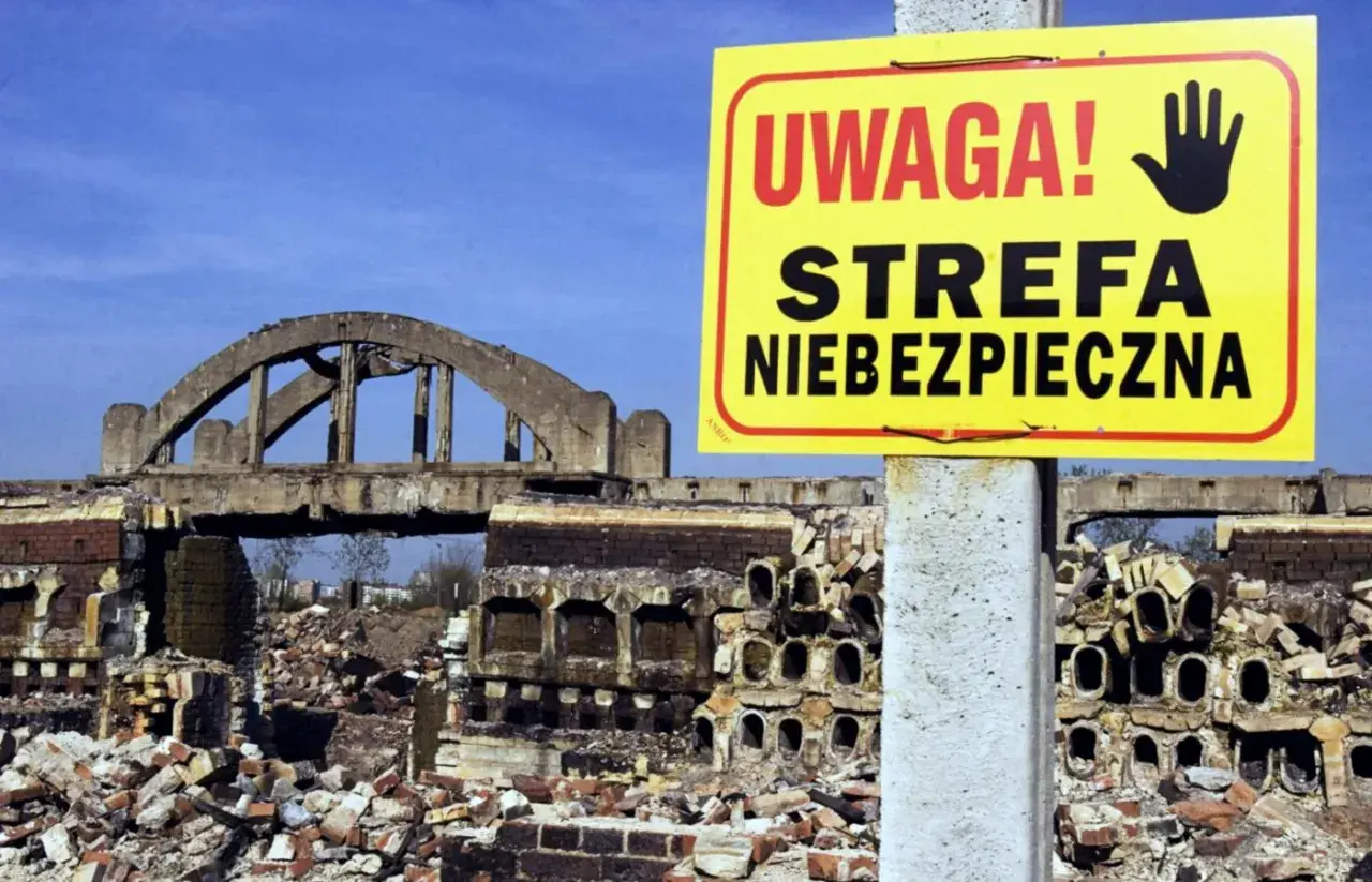 Ołowica Szopienice: ruiny fabryki pod żółtym znakiem "UWAGA! STREFA NIEBEZPIECZNA".