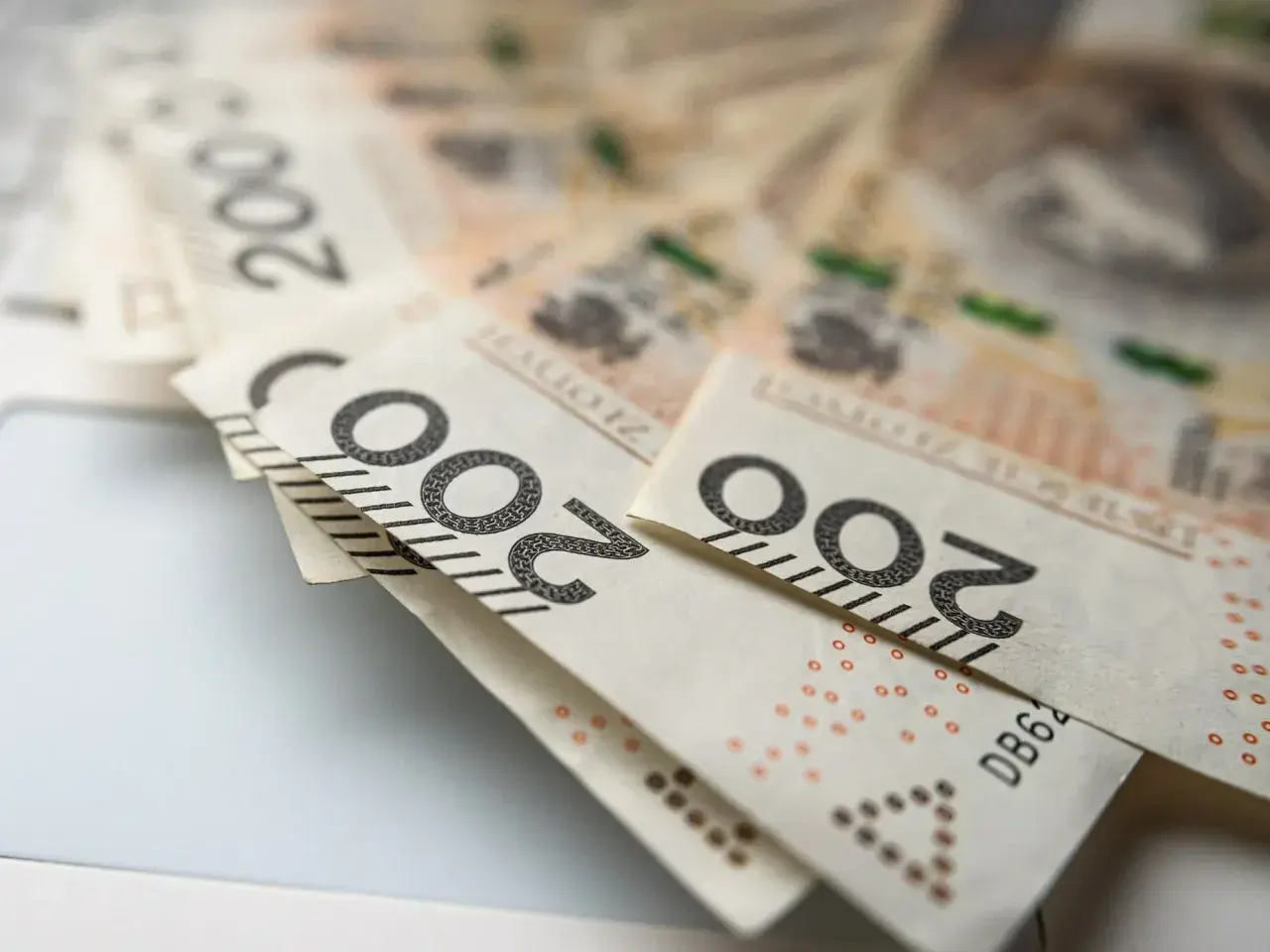 Złote banknoty 200 zł, symbolizujące emeryturę za medal olimpijski.
