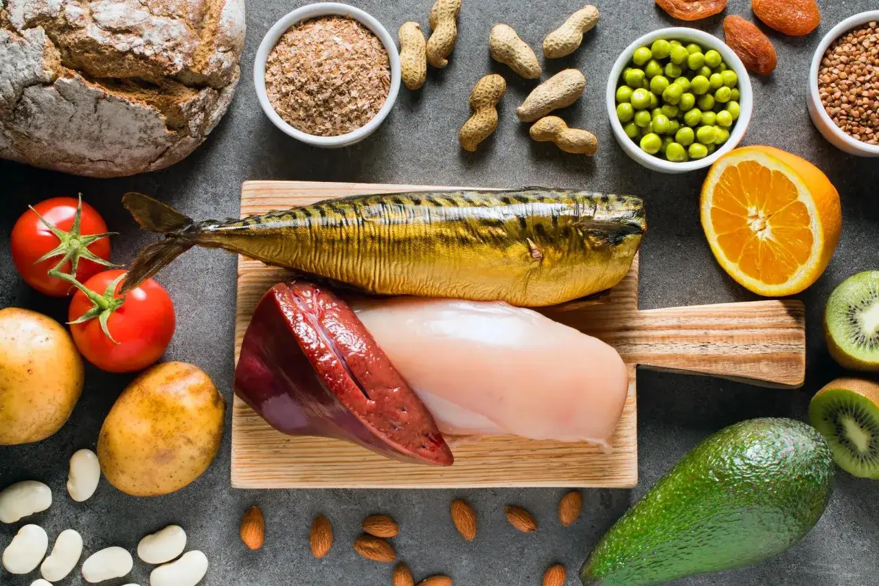Wędzona makrela, wątróbka, pierś kurczaka, pomidory, ziemniaki, pomarańcza, kiwi, awokado, orzechy, fasola, suszone morele, kasza gryczana, otręby i chleb. Witamina PP w naturalnej odsłonie.