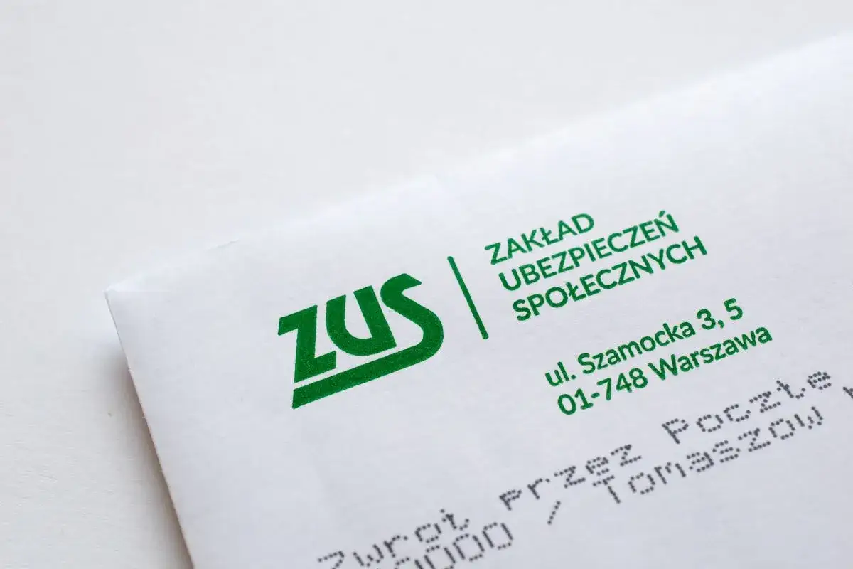 Koperta ZUS z adresem. Informacja o zasiłku pielęgnacyjnym i dodatku pielęgnacyjnym może być w środku.