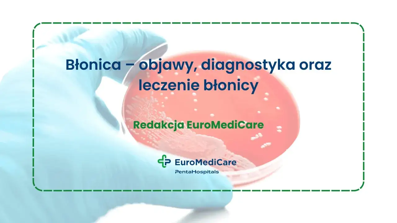 Rękawiczka medyczna trzyma szalkę Petriego z kulturą bakteryjną, symbolizującą walkę z błonicą.