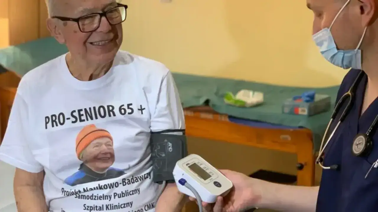Uśmiechnięty senior w koszulce