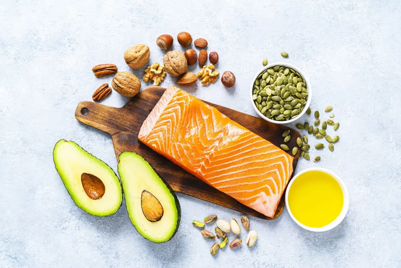 Łosoś, awokado, orzechy i pestki dyni – naturalne wsparcie dla zdrowego cholesterolu.