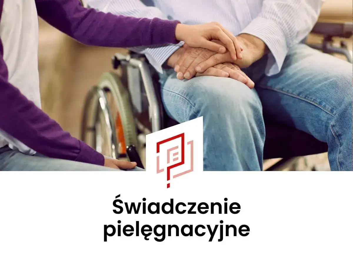 Dłonie młodej osoby obejmują dłonie starszego mężczyzny siedzącego na wózku. Symbolizuje to wsparcie i troskę, a także świadczenie pielęgnacyjne.