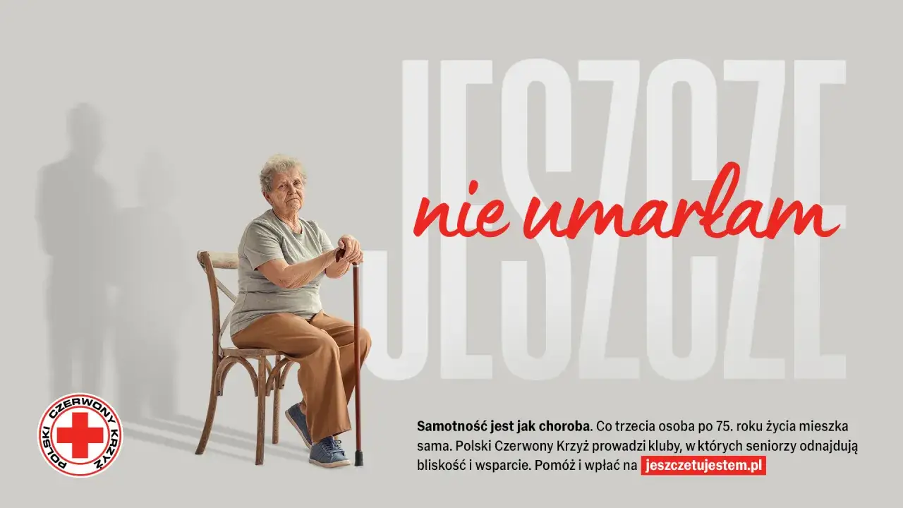 Starsza kobieta siedzi samotnie, symbolizując deprywację społeczną. Napis 