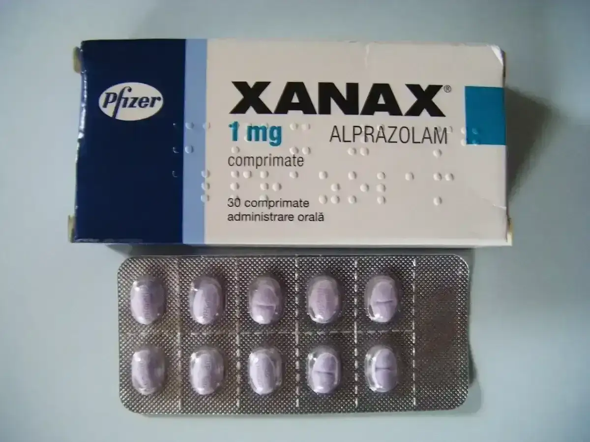Opakowanie Xanax 1 mg z tabletkami. Lek Xanax na co stosuje się w leczeniu lęku i zaburzeń panicznych.